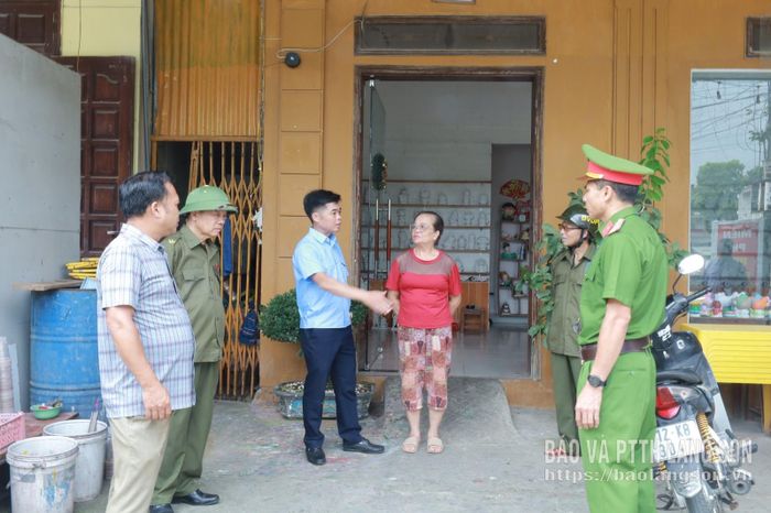 Lực lượng chức năng phường tuyên truyền cho hộ dân trên đường Yết Kiêu không vi phạm lấn chiếm vỉa hè làm nơi buôn bán