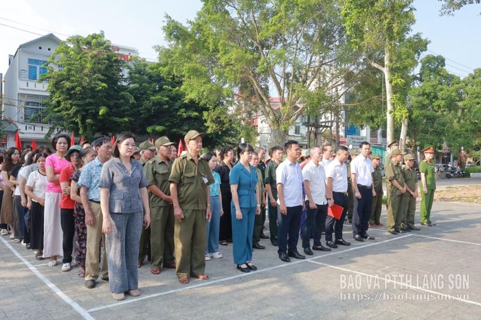 Các đại biểu dự buổi lễ phát động