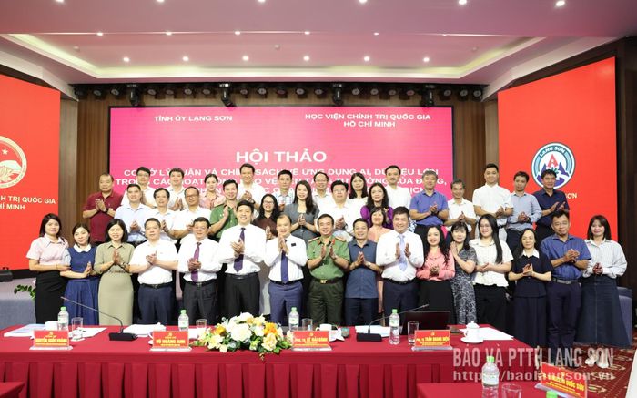 Các đại biểu chụp ảnh lưu niệm tại hội thảo
