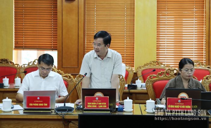 Lãnh đạo Ban Quản lý Khu KTCK Đồng Đăng - Lạng Sơn báo cáo dự thảo phân công nhiệm vụ cụ thể cho các cơ quan, đơn vị liên quan trong triển khai thực hiện các nhiệm vụ thuộc Đề án tại cuộc họp