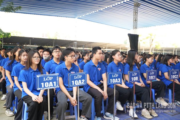 Các em học sinh tham gia chương trình