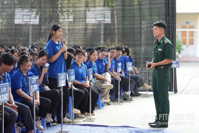Học sinh nhà trường giao lưu trả lời câu hỏi về nội dung được tuyên truyền tại chương trình