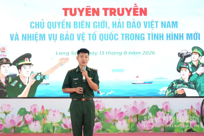 Cán bộ Ban Chỉ huy BĐBP tỉnh tuyên truyền tại chương trình