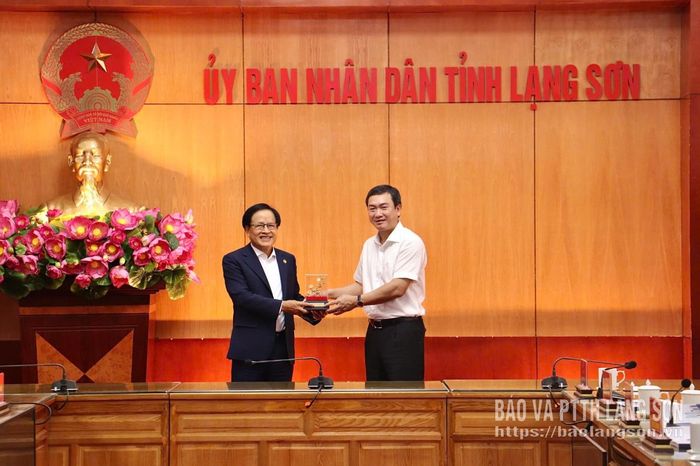 Đồng chí Nguyễn Cảnh Toàn, Phó Bí thư Tỉnh ủy, Chủ tịch UBND tỉnh tặng quà lưu niệm cho lãnh đạo Tập đoàn GFS