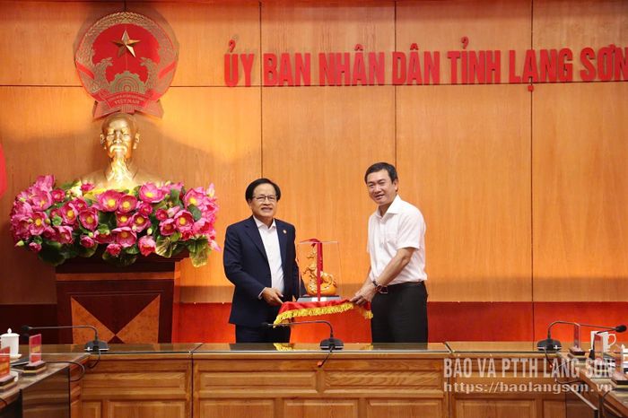 Lãnh đạo Tập đoàn GFS tặng quà lưu niệm cho đồng chí Chủ tịch UBND tỉnh Lạng Sơn