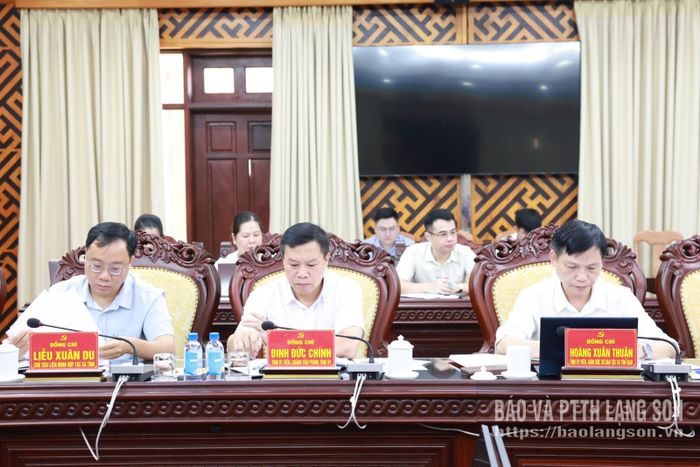 Các đại biểu nghiên cứu tài liệu hội nghị