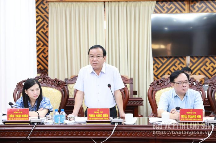 Đồng chí Phan Hồng Tiến, Ủy viên Ban Thường vụ Tỉnh Ủy, Giám đốc Sở Tài chính phát biểu tại hội nghị