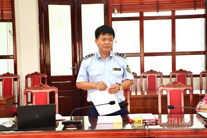 Lãnh đạo Đội Quản lý thị trường số 1 báo cáo kết quả công tác tại hội nghị