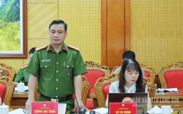 Lãnh đạo Công an tỉnh trình bày một số nội dung liên quan tại cuộc họp