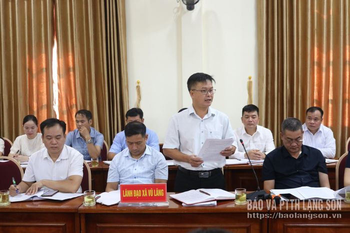 Lãnh đạo xã Vũ Lăng trình bày báo cáo hoạt động HĐND xã tại buổi khảo sát