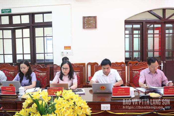 Các thành viên đoàn khảo sát nghiên cứu các báo cáo