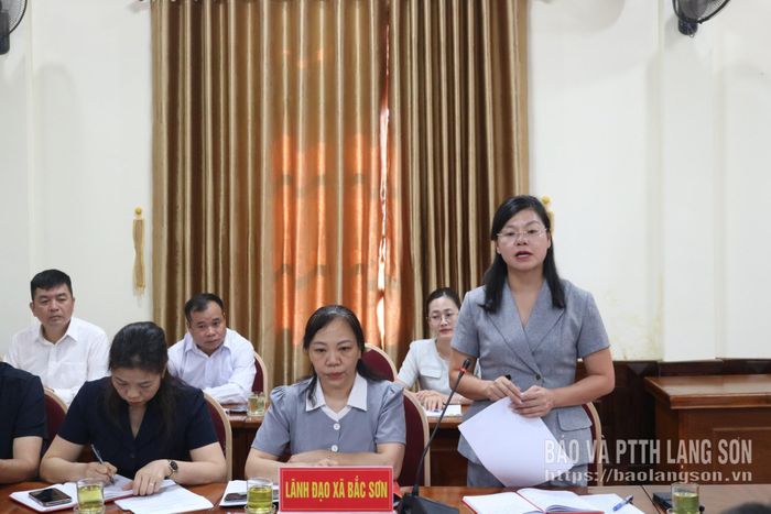 Lãnh đạo xã Bắc Sơn trình bày báo cáo hoạt động của HĐND xã tại buổi khảo sát