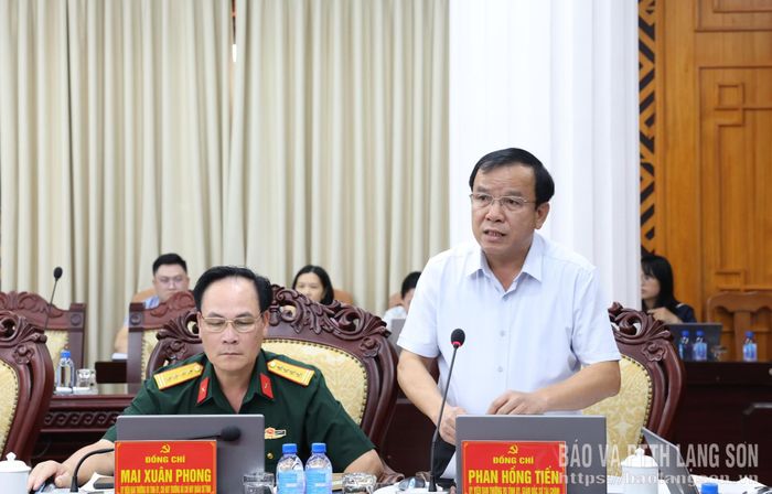 Đồng chí Phan Hồng Tiến, Ủy viên Ban Thường vụ Tỉnh ủy, Giám đốc Sở Tài chính phát biểu tại hội nghị