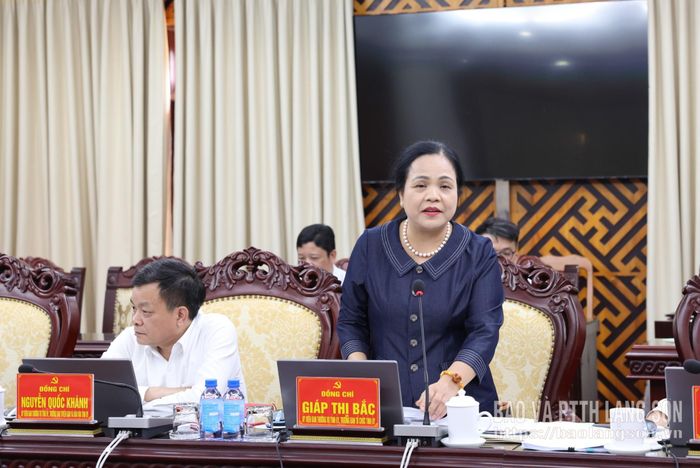 Đồng chí Giáp Thị Bắc, Ủy viên Ban Thường vụ Tỉnh ủy, Trưởng Ban Tổ chức Tỉnh ủy phát biểu tại hội nghị