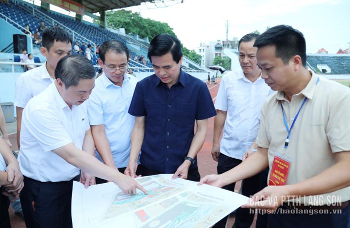 Đồng chí Đoàn Thanh Sơn, Phó Chủ tịch UBND tỉnh báo cáo với đồng chí Bí thư Tỉnh ủy về phương án thiết kế Quảng trường Lạng Sơn