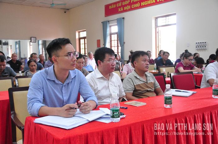 Đại diện phòng chuyên môn thuộc UBND phường và nhà đầu tư dự án dự cuộc họp