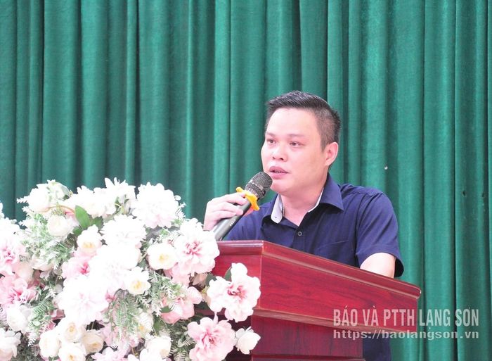 Lãnh đạo Chi nhánh Phát triển quỹ đất khu vực đô thị thông tin một số nội dung cụ thể đến người dân