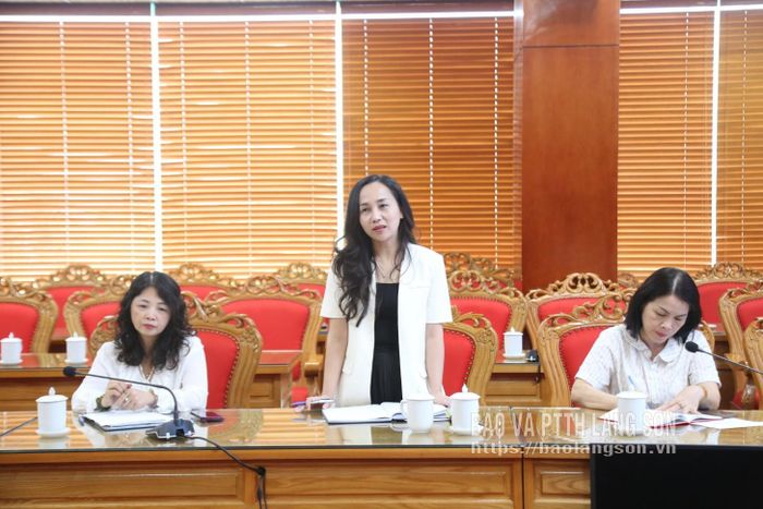 Đại diện Trường THPT Việt Bắc phát biểu thảo luận tại cuộc họp
