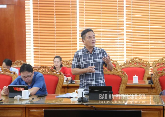 Đại diện Trường THCS Vĩnh Trại trao đổi về công tác dạy học bằng tiếng Anh trong nhà trường