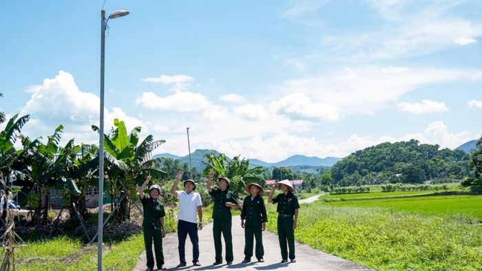 Tuyến đường điện thắp sáng tại xóm ngã 2, tổ dân phố số 3, phường Âu Lâu do Nhân dân trên địa bàn đóng góp và được Chi hội Cựu chiến binh quản lý.