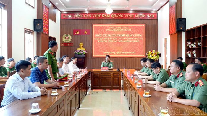 Đại tá Trịnh Khắc Cường - Giám đốc Công an tỉnh Lào Cai làm việc với Công an xã Mường Khương.