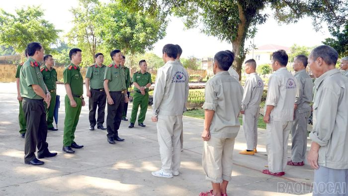 Đại tá Trịnh Khắc Cường - Giám đốc Công an tỉnh Lào Cai kiểm tra hoạt động tại Cơ sở cai nghiện ma túy phân khu 1.