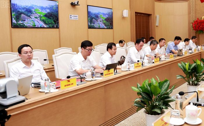 Các đồng chí Ủy viên Ban Thường vụ Tỉnh ủy dự hội nghị.