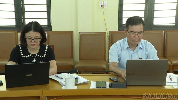 Thành viên đoàn giám sát tham dự buổi làm việc.