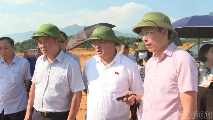 Đoàn giám sát HĐND tỉnh kiểm tra thực tế tại một số khu vực đang thực hiện giải phóng mặt bằng, tái định cư tại xã Gia Phú.