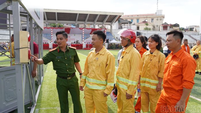 Các đội thi làm quen với nội dung thi thực hành tại buổi tổng duyệt.