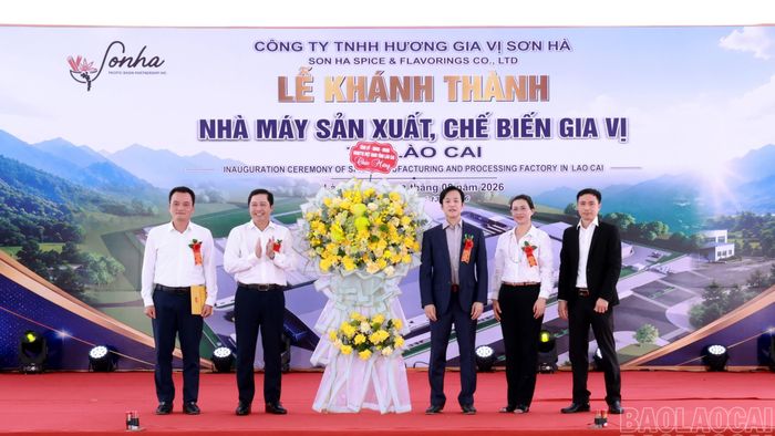 Các đồng chí lãnh đạo tỉnh tặng hoa chúc mừng doanh nghiệp.