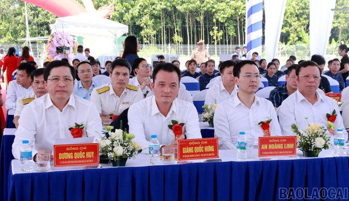 Các đại biểu dự lễ khánh thành.