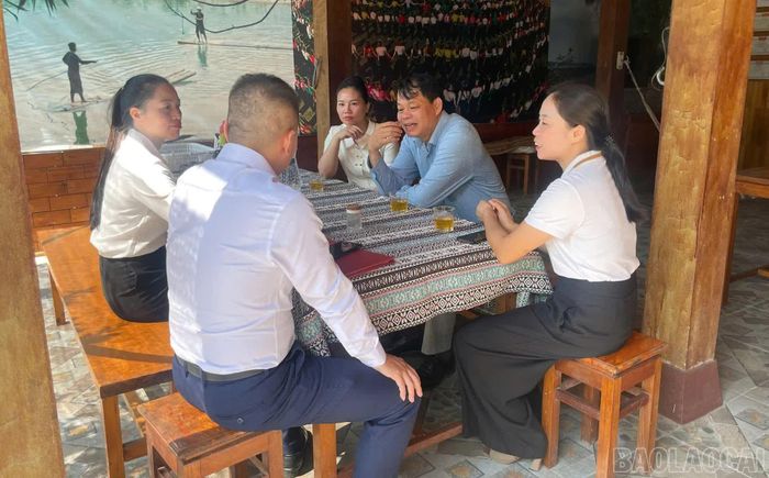 Đoàn công tác khảo sát mô hình bảo tồn, phát huy giá trị văn hóa dân tộc gắn với phát triển du lịch cộng đồng.