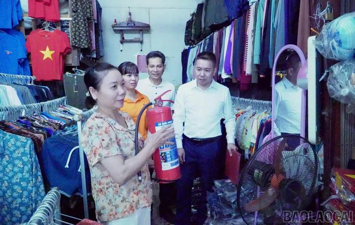 Đoàn công tác kiểm tra mô hình tuyên truyền, vận động hộ kinh doanh tham gia phòng cháy, chữa cháy gắn với phát triển kinh tế.