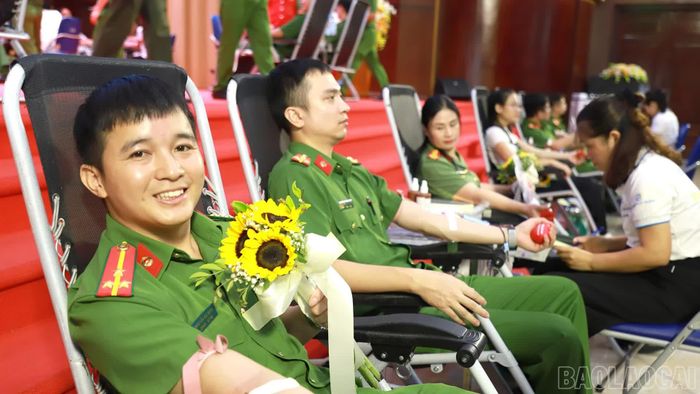 Cán bộ, chiến sĩ Công an tỉnh tham gia hiến máu tình nguyện tại chương trình.