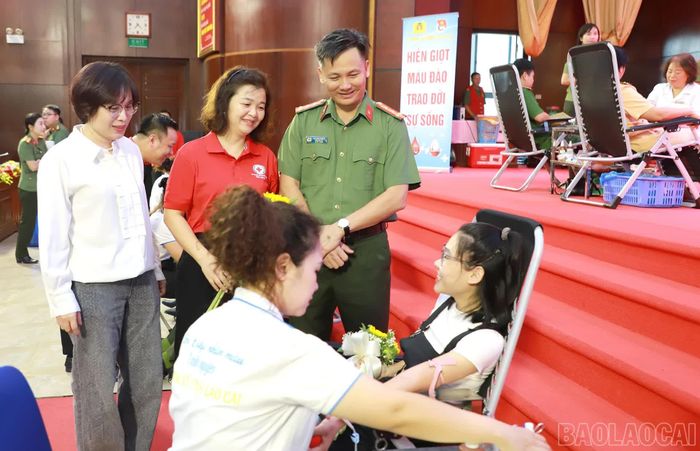 Lãnh đạo Công an tỉnh động viên người hiến máu tại chương trình.