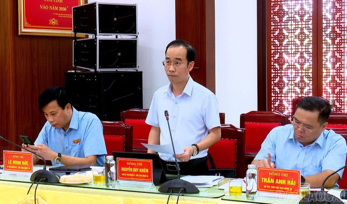 Lãnh đạo xã Yên Bình trao đổi, giải trình và làm rõ những nội dung đoàn giám sát quan tâm.