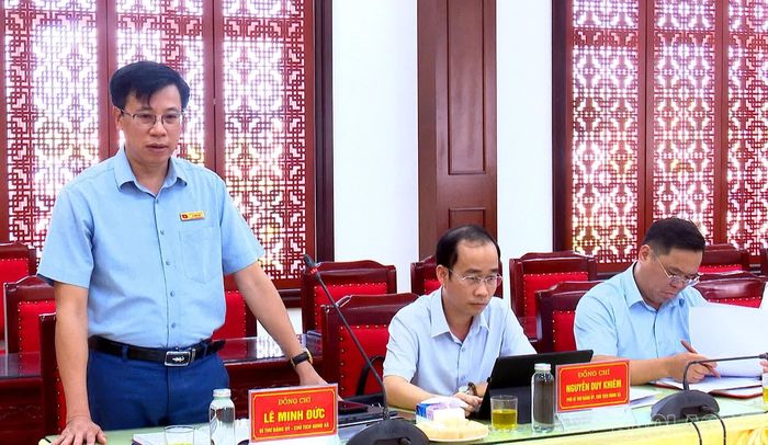 Lãnh đạo xã Yên Bình báo cáo công tác bồi thường, hỗ trợ, tái định cư và quản lý, sử dụng, sắp xếp, xử lý tài sản công trên địa bàn xã.