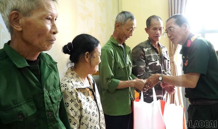 Đồng chí Nguyễn Văn Thuận - Phó Chủ tịch Thường trực Hội Chất độc da cam tỉnh Lào Cai trao quà cho nạn nhân da cam xã Việt Hồng.