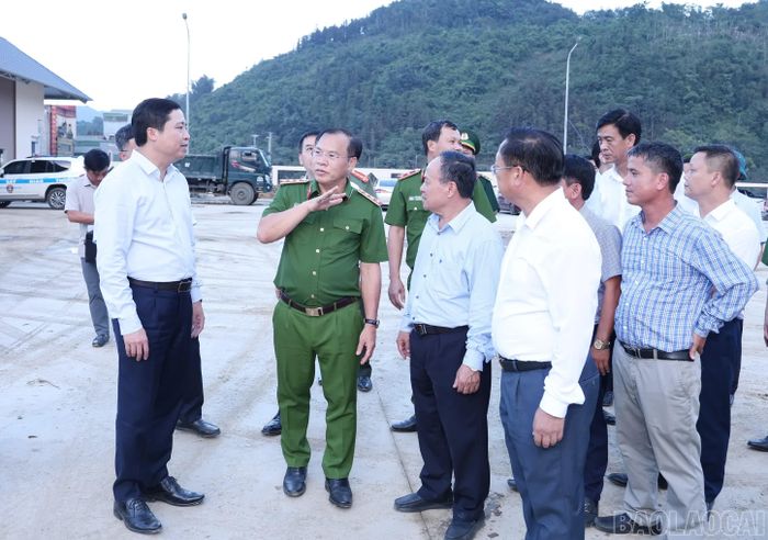 Thượng tướng Nguyễn Văn Long cùng Đoàn công tác và lãnh đạo tỉnh Lào Cai kiểm tra tiến độ dự án Trường Phổ thông nội trú liên cấp Tiểu học và Trung học cơ sở Mường Khương.