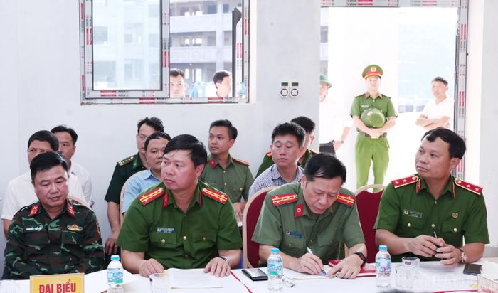 Các đại biểu dự buổi làm việc.