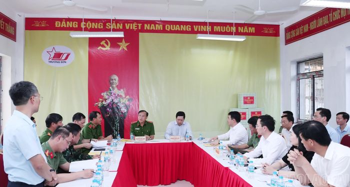 Quang cảnh buổi làm việc với đơn vị liên quan về việc triển khai dự án các trường phổ thông nội trú biên giới tỉnh Lào Cai.