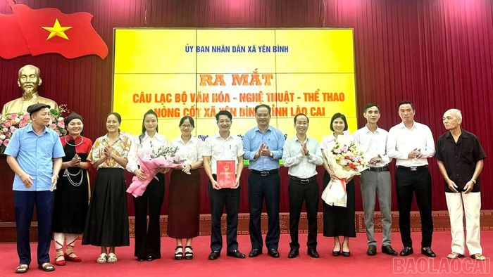 Lãnh đạo xã Yên Bình trao quyết định thành lập Câu lạc bộ “Văn hóa - Nghệ thuật - Thể thao nòng cốt” xã Yên Bình.