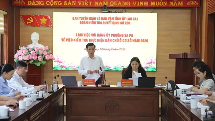 Đồng chí Nguyễn Anh Tuấn - Phó Bí thư Thường trực Đảng ủy phường báo cáo công tác thực hiện dân chủ ở cơ sở trên địa bàn.