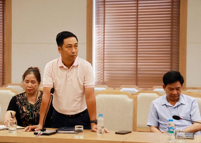 Đại diện doanh nghiệp khai thác đá xây dựng tại xã Võ Lao phát biểu tại cuộc họp.