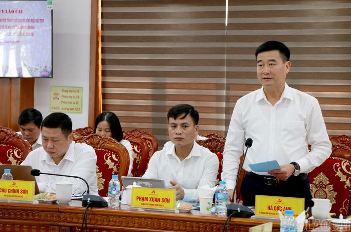 Lãnh đạo xã Mậu A báo cáo kết quả thực hiện Nghị quyết số 57-NQ/TW trên địa bàn.
