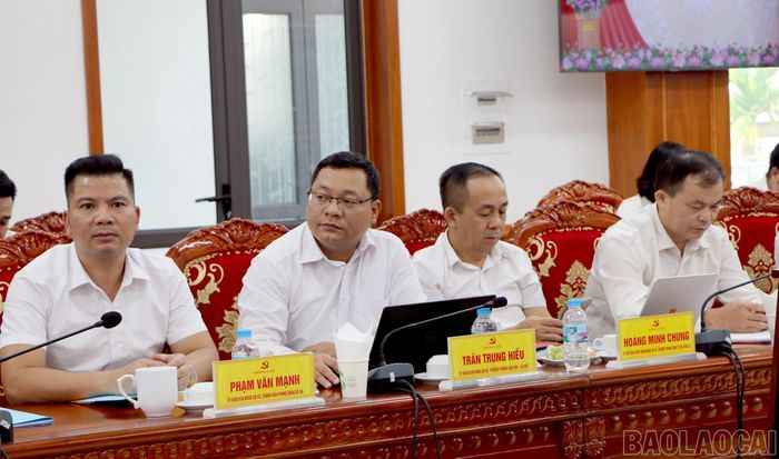 Các đại biểu tham dự buổi làm việc.