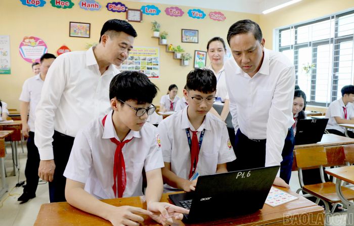 Phó Bí thư Thường trực Tỉnh ủy, Chủ tịch HĐND tỉnh Hoàng Giang kiểm tra mô hình "Lớp học thông minh" tại Trường THCS Mậu A.