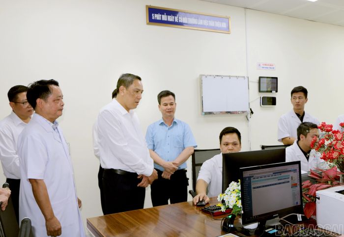 Phó Bí thư Thường trực Tỉnh ủy, Chủ tịch HĐND tỉnh Hoàng Giang kiểm tra việc ứng dụng chuyển đổi số trong khám, chữa bệnh tại Trung tâm Y tế khu vực Mậu A.