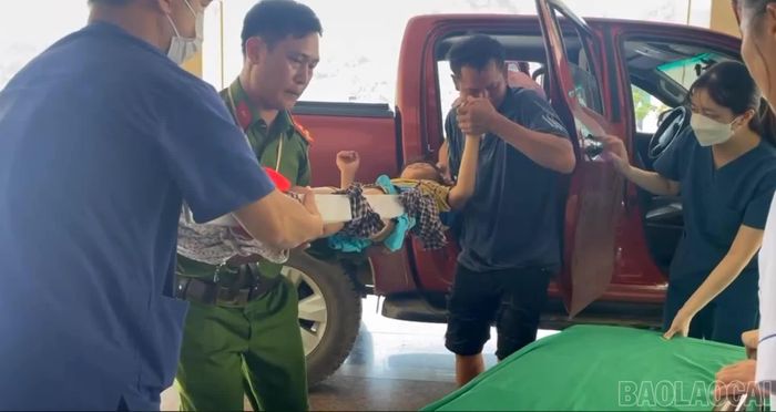 Thượng úy Nguyễn Mạnh Kiên sử dụng xe ô tô cá nhân đưa cháu Lồ Phà Quý đến Trung tâm Y tế khu vực Mường Khương cấp cứu.